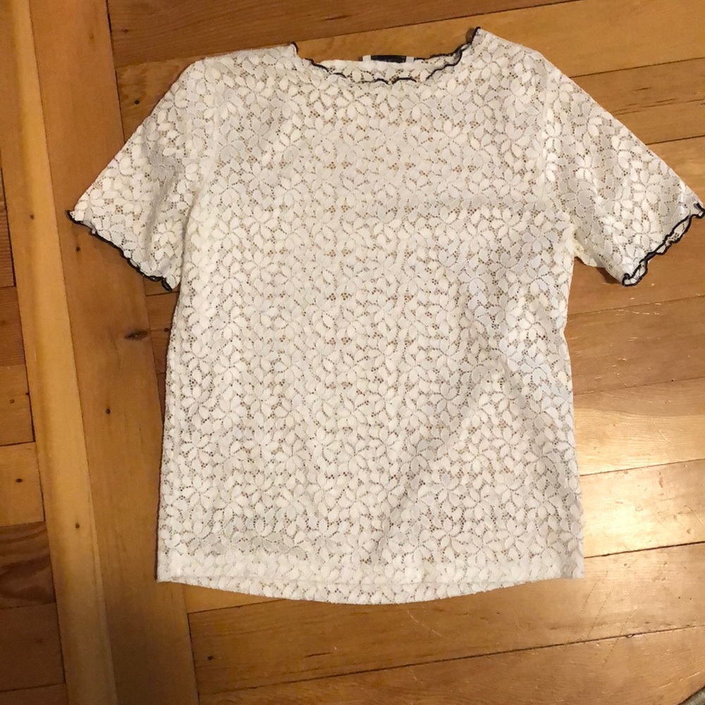 Lace whit shirt with black boarders